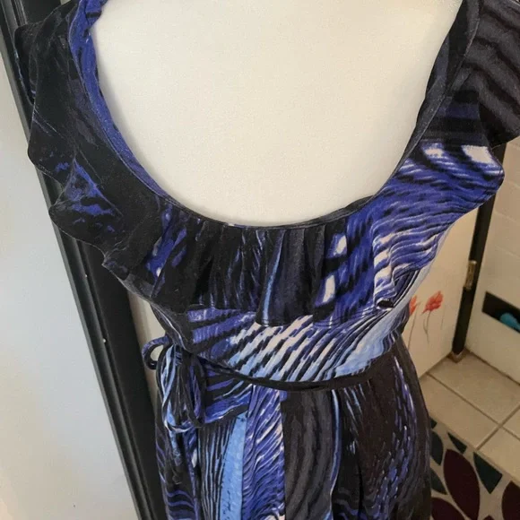 Ruffle collar sleeveless blue and black dress with tie belt - Picture 3 of 10